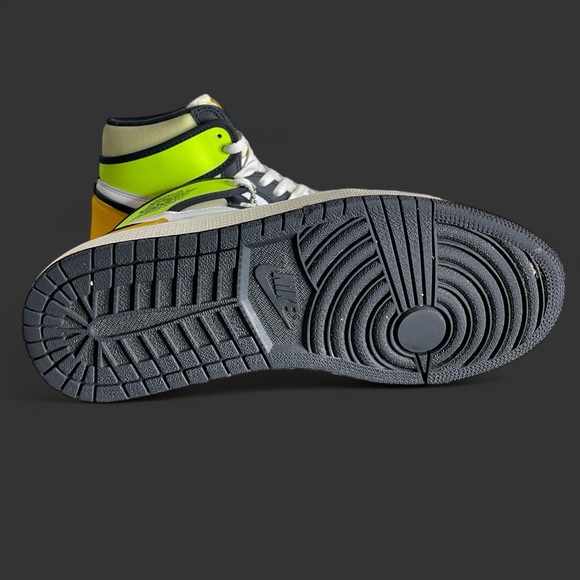 Nike Air Jordan 1 Retro High OG Volt Men’s Size 8.5 555088-118 - Picture 5 of 7